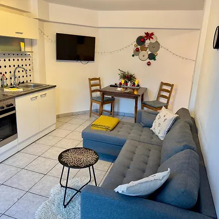 Kleine-romantische Parkplatz Vor Dem Haus!